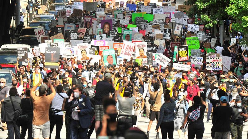 Manifestantes llenan las calles de Atlanta para protestar contra la brutalidad policial en EEUU