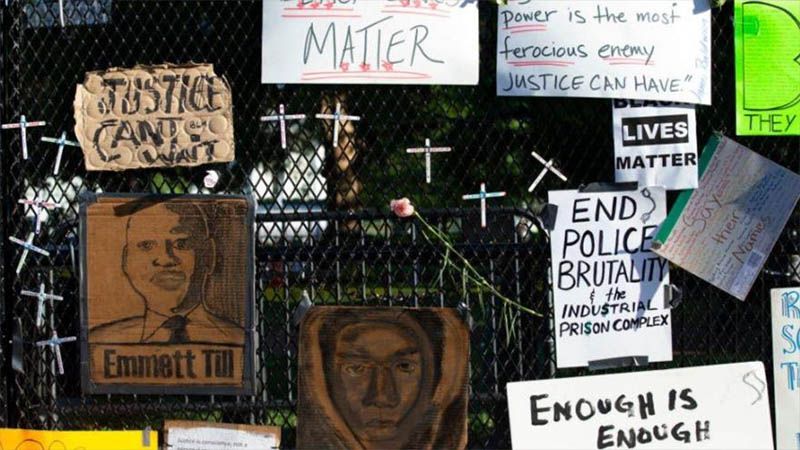 Manifestantes cubren verjas de la Casa Blanca con fotos de v&iacute;ctimas de la violencia policial