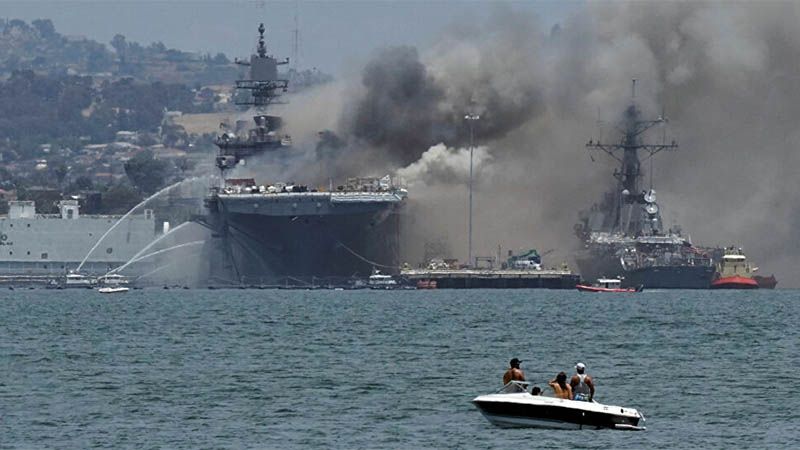Incendio a bordo de un portaviones de EEUU en la base naval de San Diego