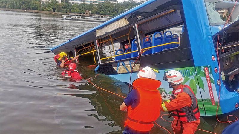 Un conductor de autob&uacute;s hunde el veh&iacute;culo en un lago y mata a una veintena de estudiantes en China