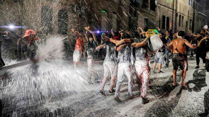 La Polic&iacute;a israel&iacute; reprime a manifestantes que piden renuncia del &amp;quot;corrupto&amp;quot; Netanyahu