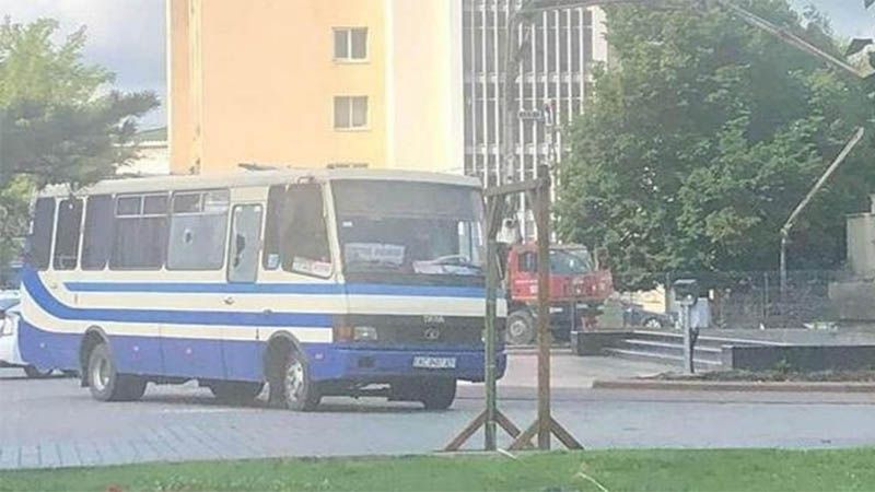 Un hombre armado secuestra un autob&uacute;s con unas 20 personas en el oeste de Ucrania