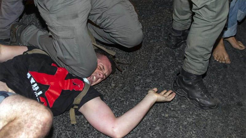 Polic&iacute;a israel&iacute; reprime a manifestantes que exigen renuncia de Netanyahu