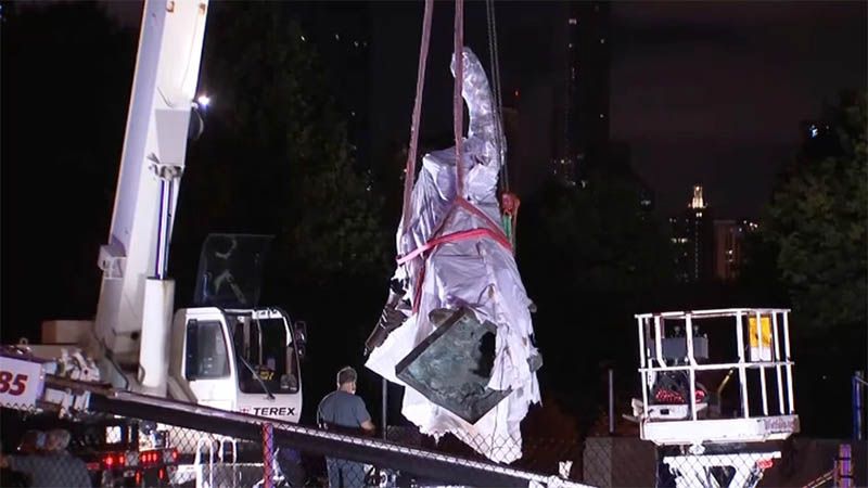 Retiran estatua de Crist&oacute;bal Col&oacute;n de un parque de Chicago
