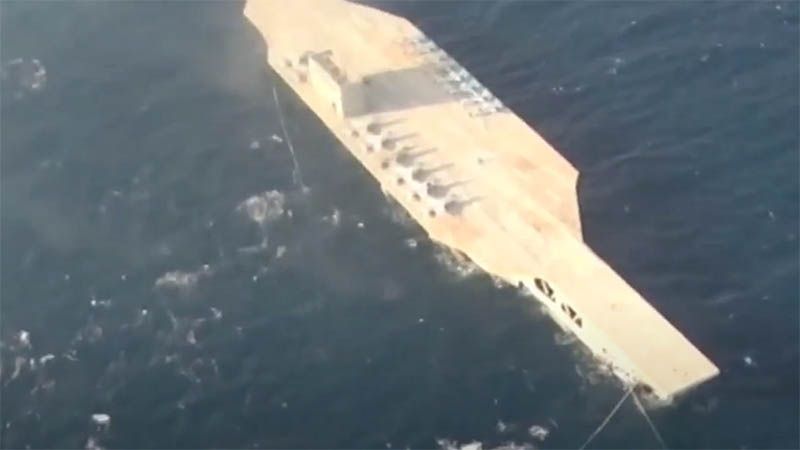 Ir&aacute;n utiliza maqueta de un portaviones en ejercicios de guerra a gran escala