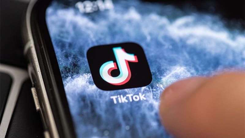 Donald Trump proh&iacute;be cualquier negocio con TikTok