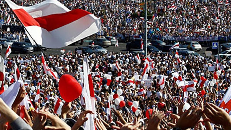 Manifestaciones multitudinarias en Bielorrusia, a favor y contra el Gobierno