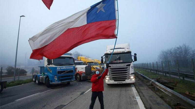 Camioneros bloquean rutas para protestar contra violencia en Chile