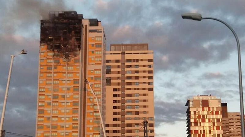 Un gran incendio devora los pisos superiores de una torre en Madrid