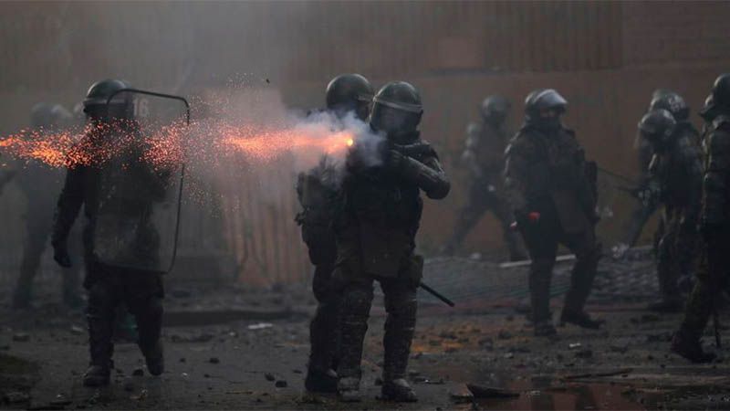 Los carabineros reprimen una protesta en Chile