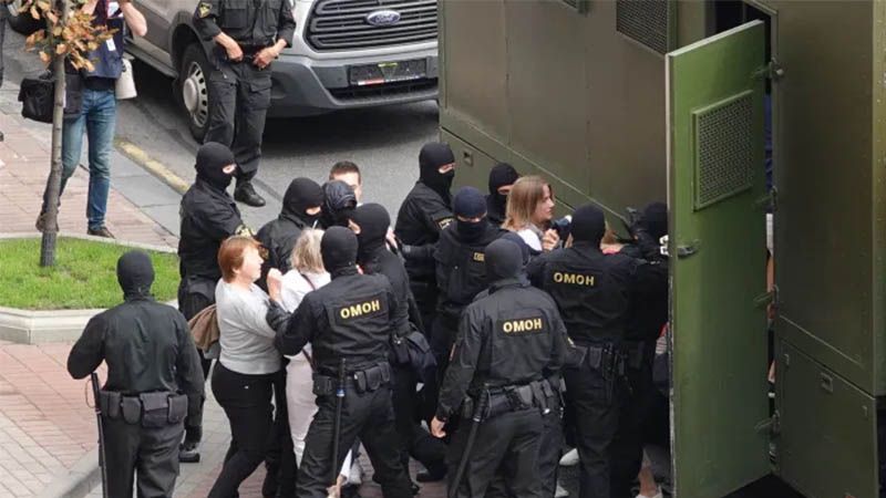 Centenares de detenidos durante las protestas en Bielorrusia