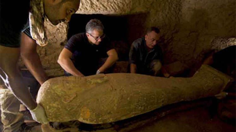 Hallan en Egipto m&aacute;s de una docena de ata&uacute;des de dos mil 500 a&ntilde;os