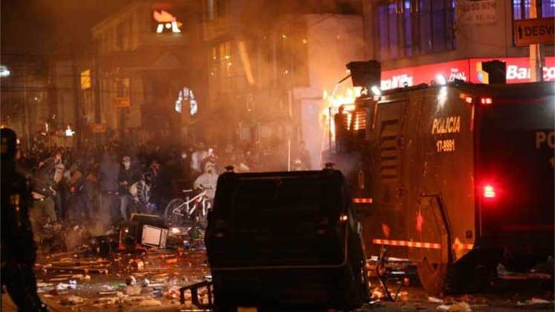 Segunda noche de protestas violentas en Colombia contra la brutalidad policial