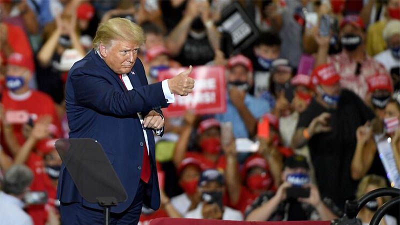 Trump vuelve a desafiar las normas anti Covid con un mitin multitudinario en un espacio cerrado