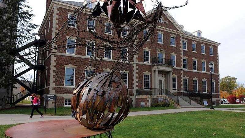 Presidenta de una universidad en Nueva York dimite tras el contagio de 700 estudiantes por coronavirus