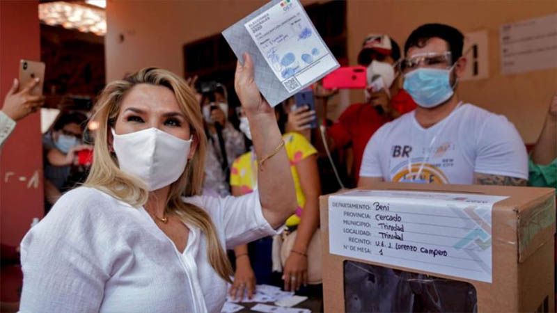 &Aacute;&ntilde;ez felicita al candidato del MAS por su triunfo en elecciones de Bolivia