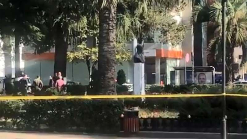 Un hombre armado con fusil y granada toma rehenes en un banco en Georgia