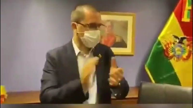 Venezuela retoma su embajada en Bolivia y retira retrato de Guaid&oacute;