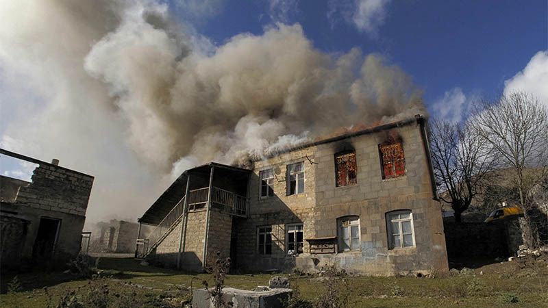 Los armenios incendian sus hogares en Karabaj antes de cederlas a Azerbaiy&aacute;n