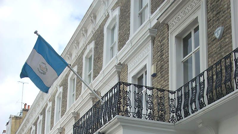 Guatemala planea cerrar diez embajadas en el extranjero
