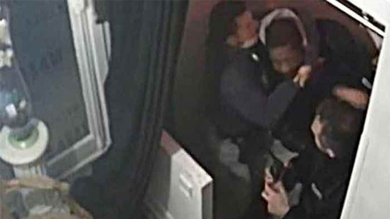Suspenden a varios polic&iacute;as franceses por darle una paliza a un hombre negro