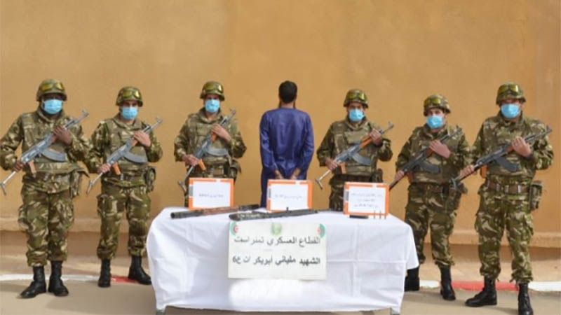 Un terrorista se entrega a las fuerzas de seguridad en Argelia, en medio de una operaci&oacute;n militar