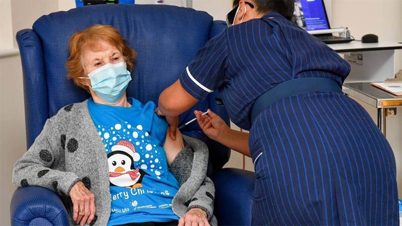Una mujer de 90 a&ntilde;os de Reino Unido, primera persona en recibir la vacuna de Pfizer en el mundo