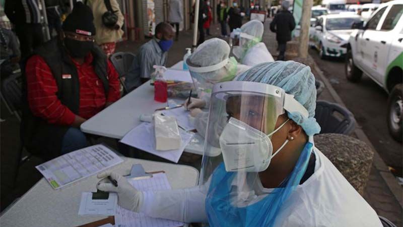 Detectan en Sud&aacute;frica una nueva variante del coronavirus que afecta a los m&aacute;s j&oacute;venes