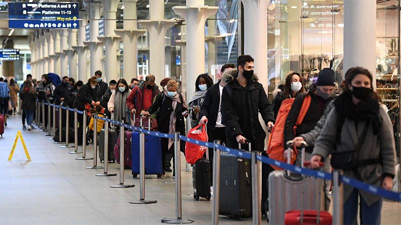 &Eacute;xodo en Londres ante el avance de la nueva cepa del coronavirus