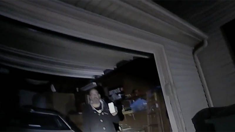 Polic&iacute;a de EEUU mata a un hombre negro en el garaje de su casa, en Ohio