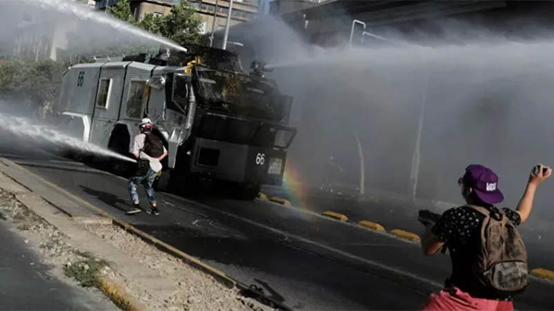 Polic&iacute;a chilena reprime homenaje a manifestante muerto durante el estallido social
