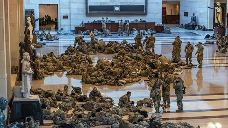 Cientos de soldados de EEUU duermen en el Capitolio