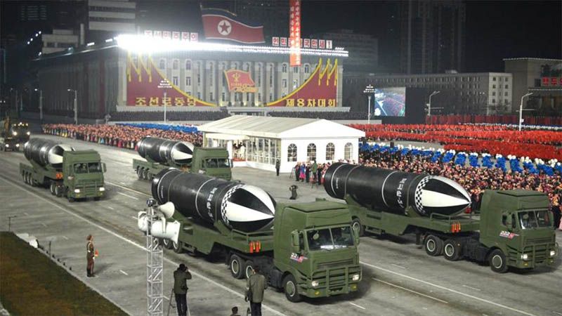 Pyongyang exhibe el &ldquo;arma m&aacute;s potente del mundo&rdquo; en un desfile militar