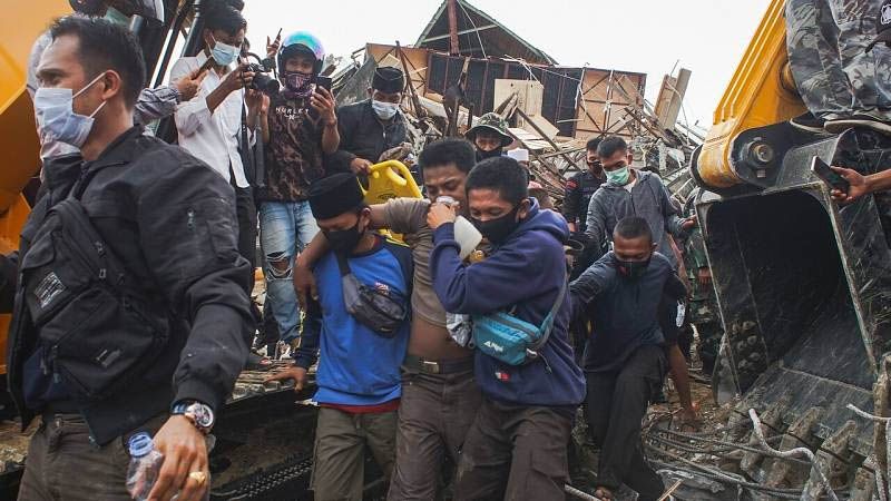 Terremoto e inundaciones dejan casi un centenar de muertos en Indonesia