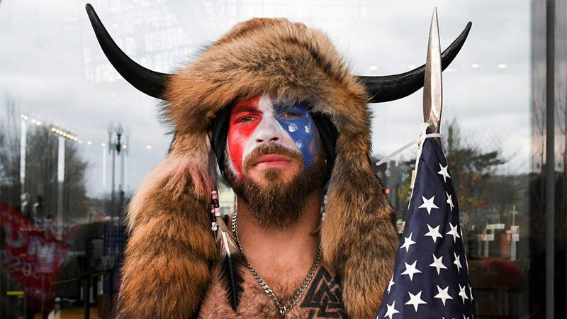 Cham&aacute;n QAnon se siente decepcionado y traicionado por Trump