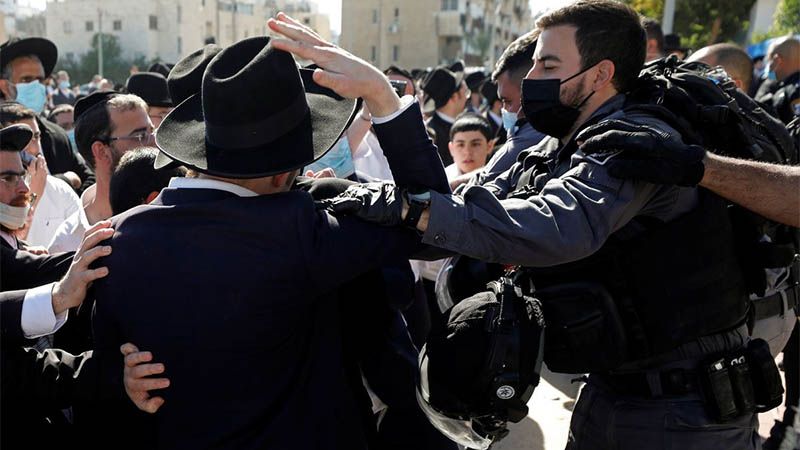 La Polic&iacute;a israel&iacute; dispersa a los jud&iacute;os ultraortodoxos que desaf&iacute;an las medidas anti-COVID