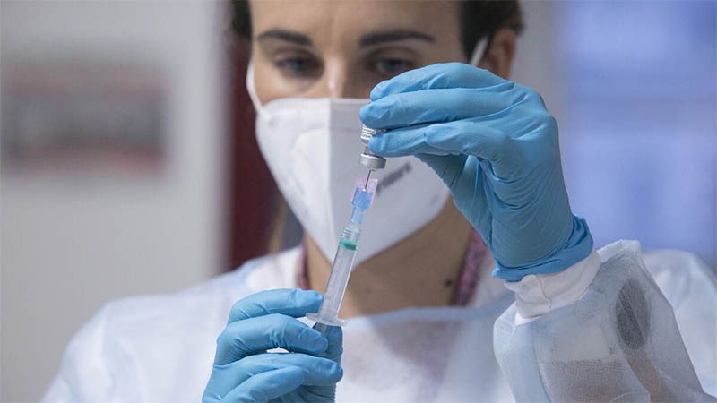 Rusia registra su tercera vacuna anticovid, la CoviVac