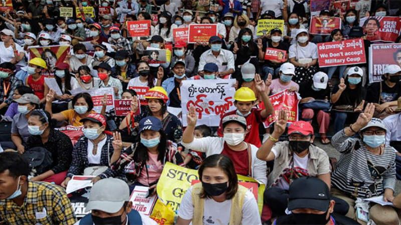Miles de birmanos toman las calles un d&iacute;a despu&eacute;s de la primera muerte