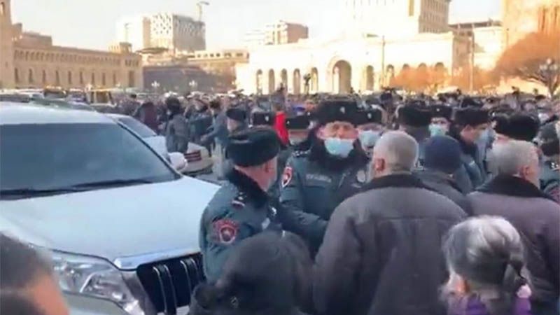 Opositores asaltan la sede de varios ministerios del Gobierno armenio