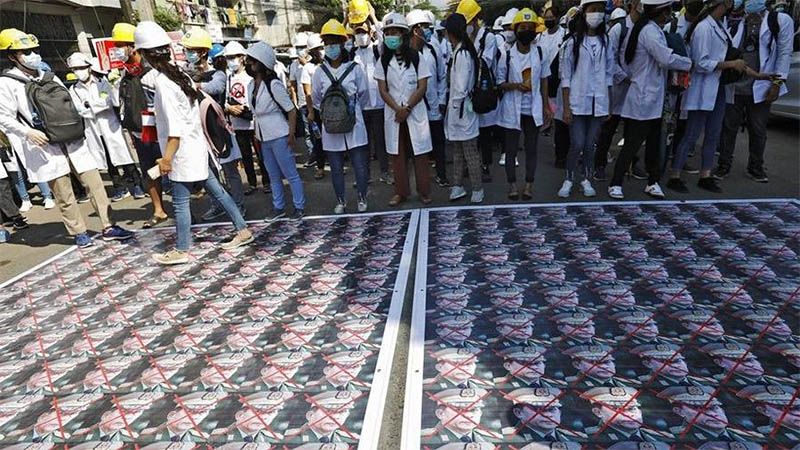 Un manifestante muere por disparos de la polic&iacute;a en las protestas de Birmania