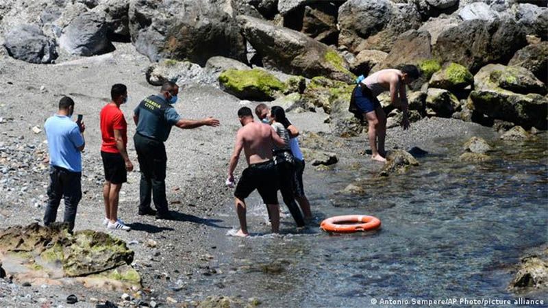 Una marea humana de migrantes llega a Ceuta