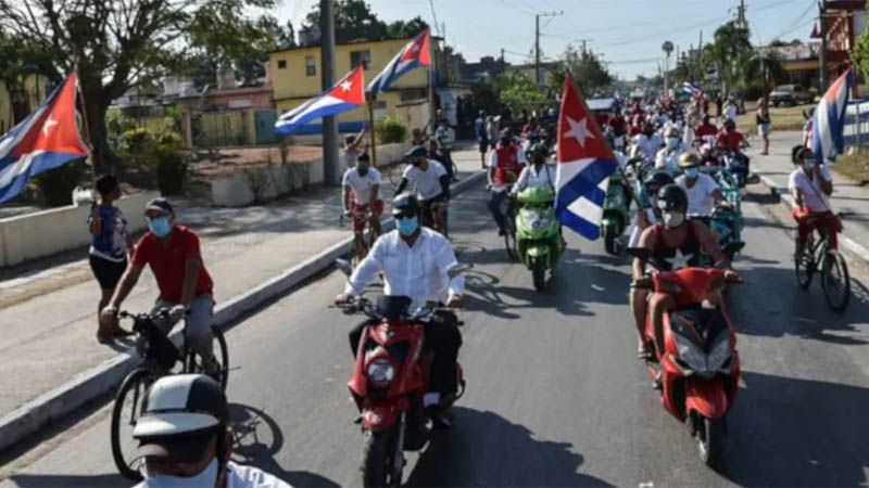 Miles de cubanos marchan en La Habana en apoyo a la Revoluci&oacute;n