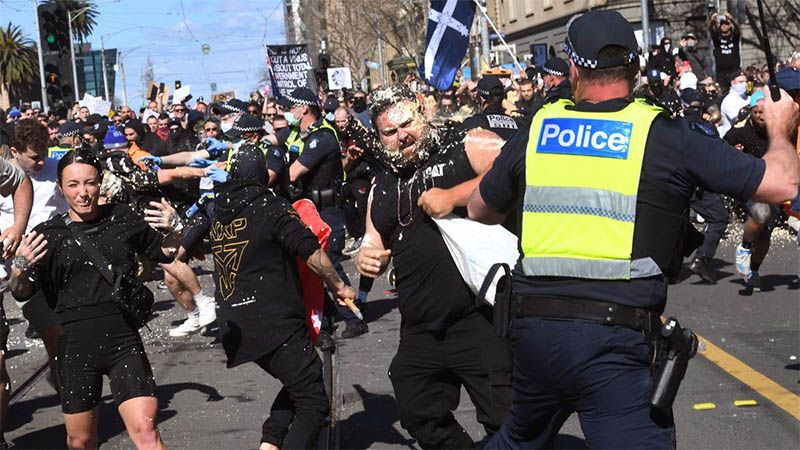 Cientos de detenidos en protestas contra confinamiento en Australia