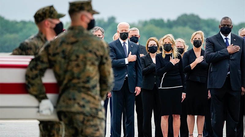 Biden recibi&oacute; los restos de los 13 militares muertos en Afganist&aacute;n