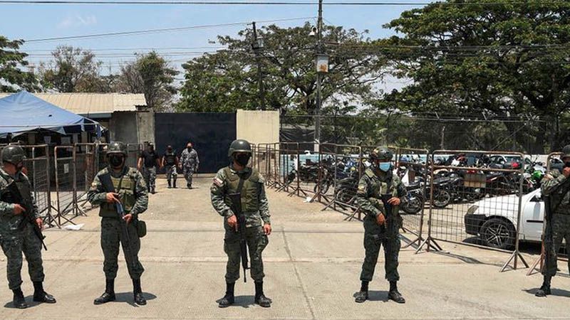 Militares y polic&iacute;as toman el control de las c&aacute;rceles en Ecuador