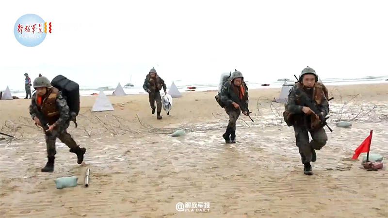 China realiza simulacro de desembarco en playa cerca de Taiw&aacute;n