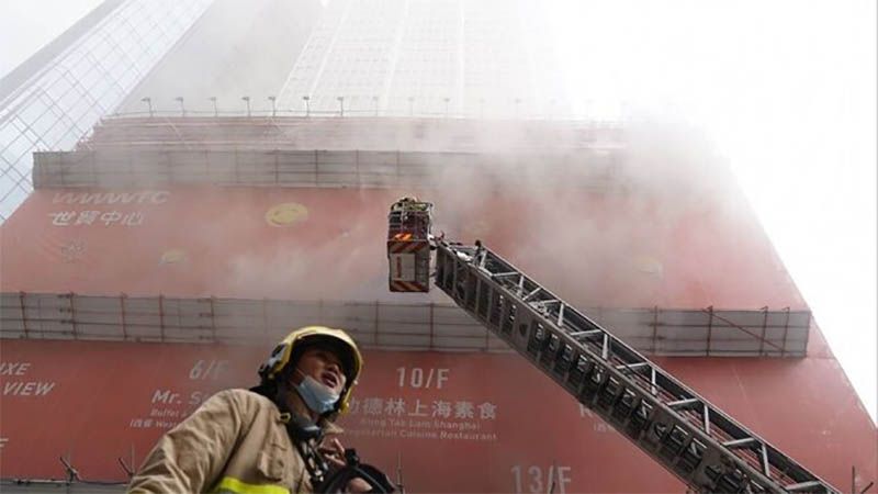 Evac&uacute;an a 1.200 personas atrapadas en un incendio en un rascacielos de Hong Kong