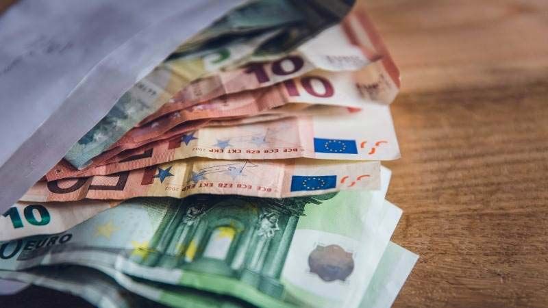 El euro cae a su nivel m&aacute;s bajo en cinco a&ntilde;os frente al d&oacute;lar