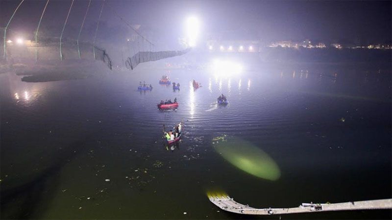 Al menos 120 muertos al colapsar puente colgante en La India