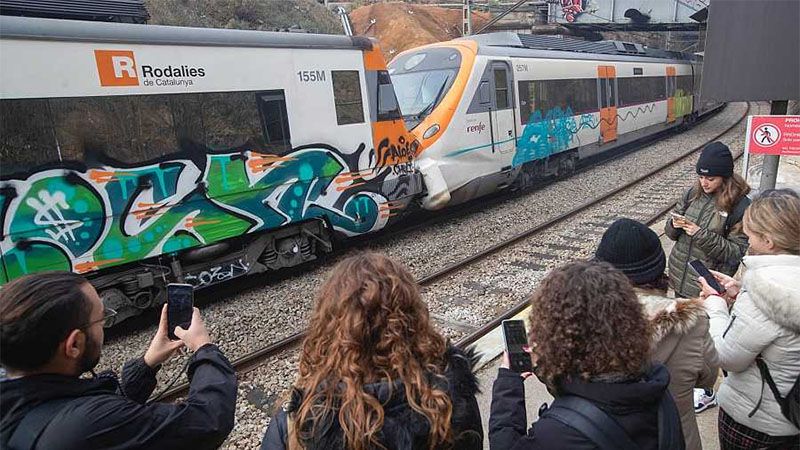 M&aacute;s de 150 heridos leves al chocar dos trenes cerca de Barcelona